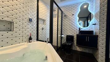 Suite de Lujo y Jacuzzi | Baño | Bañera de hidromasaje, secador de pelo, toallas y jabón