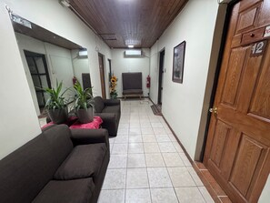 32-英寸智能电视（配备有线频道）、首映电影、流媒体服务