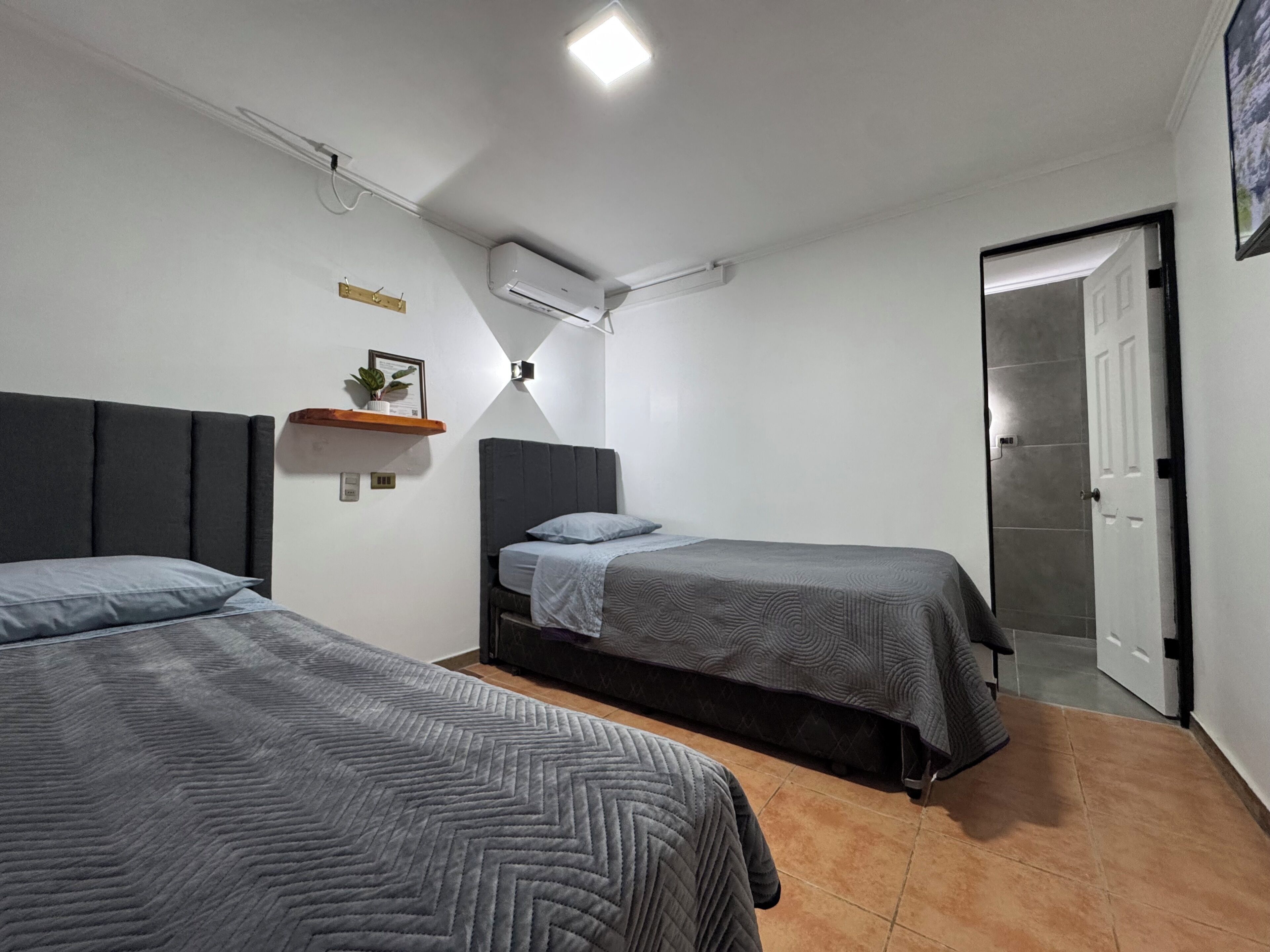 Comfort-Vierbettzimmer, barrierearme Badewanne, mit Bad | Daunenbettdecken, kostenloses WLAN, Bettwäsche, Rollstuhlgeeignet