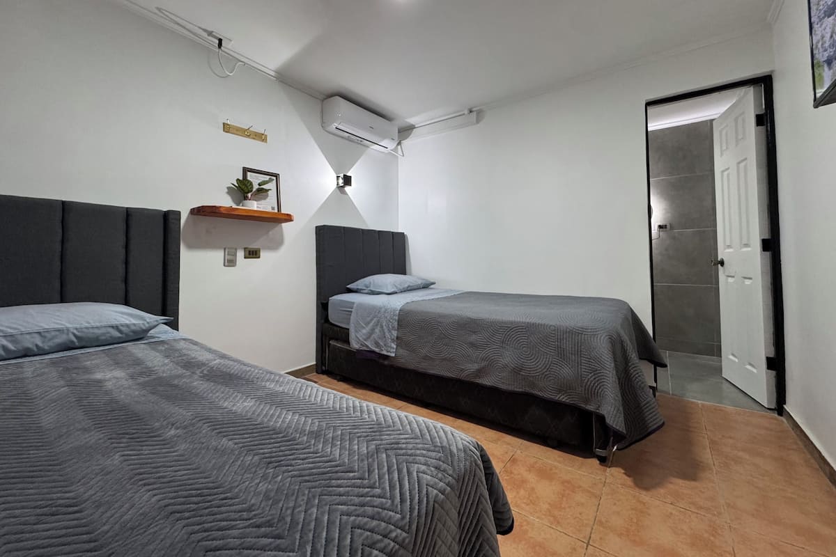 Comfort-Vierbettzimmer, barrierearme Badewanne, mit Bad | Daunenbettdecken, kostenloses WLAN, Bettwäsche, Rollstuhlgeeignet