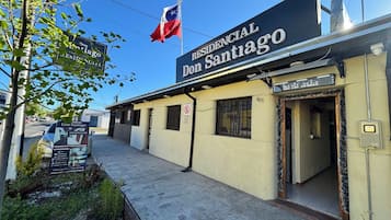 Vista frontal de la propiedad