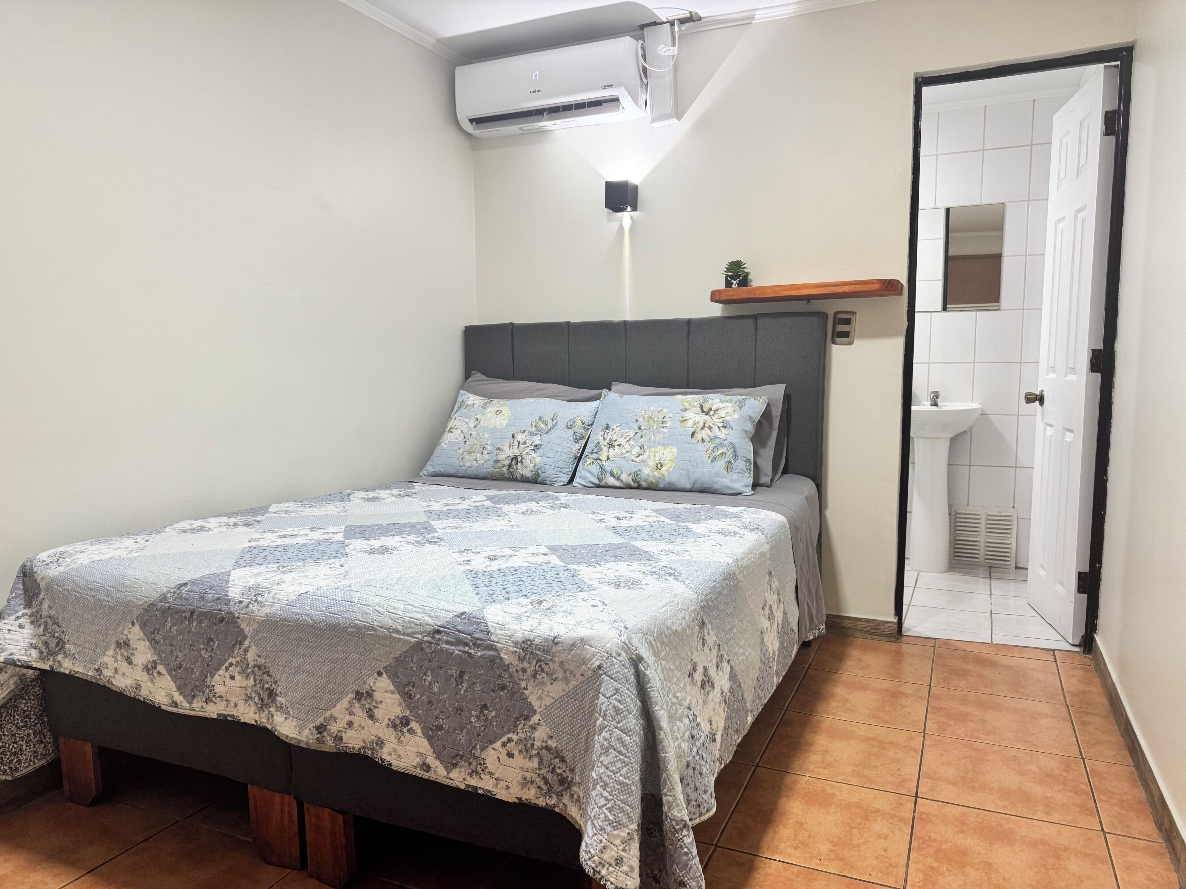 Deluxe-Doppelzimmer | Daunenbettdecken, kostenloses WLAN, Bettwäsche, Rollstuhlgeeignet