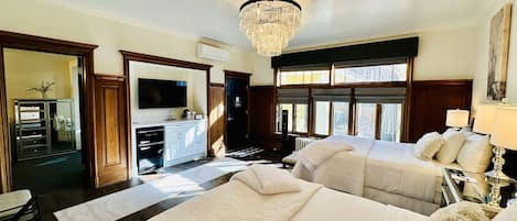 Chambre Quadruple Deluxe, baignoire, rez-de-chaussée | 1 chambre, literie de qualité supérieure, surmatelas