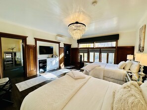 Habitación cuádruple Deluxe, bañera, planta baja | Ropa de cama de alta calidad y colchones con acolchado adicional