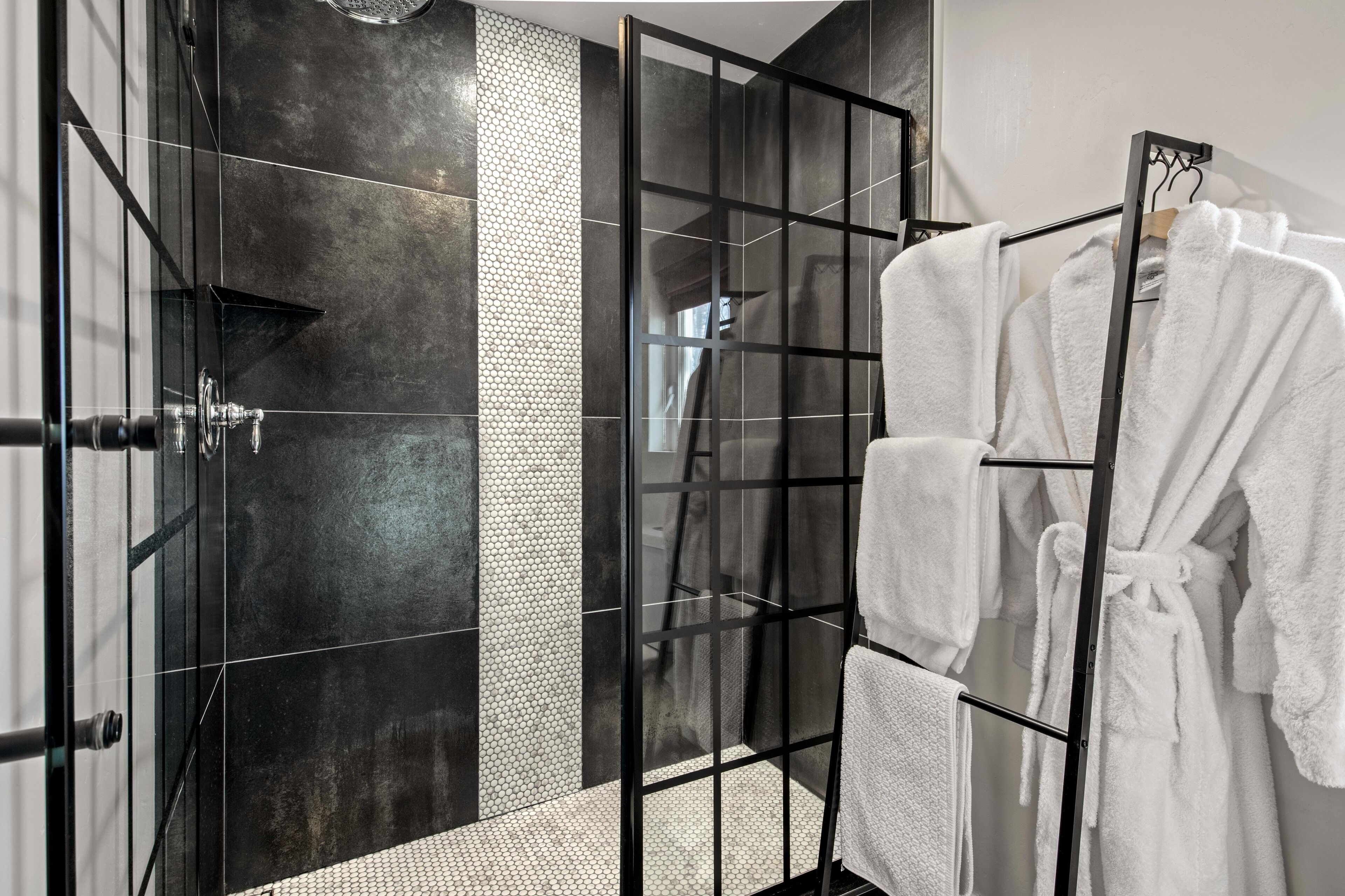 Quarto casal standard, lareira | Banheiro | Produtos de toalete de grife, secador de cabelo, roupões de banho 