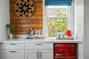 Habitación Grand doble, terraza, planta baja | Zona de estar | Televisión de pantalla plana de 50 pulgadas con canales por satélite