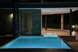 Una piscina al aire libre de temporada (de 09:00 a 20:00), sombrillas