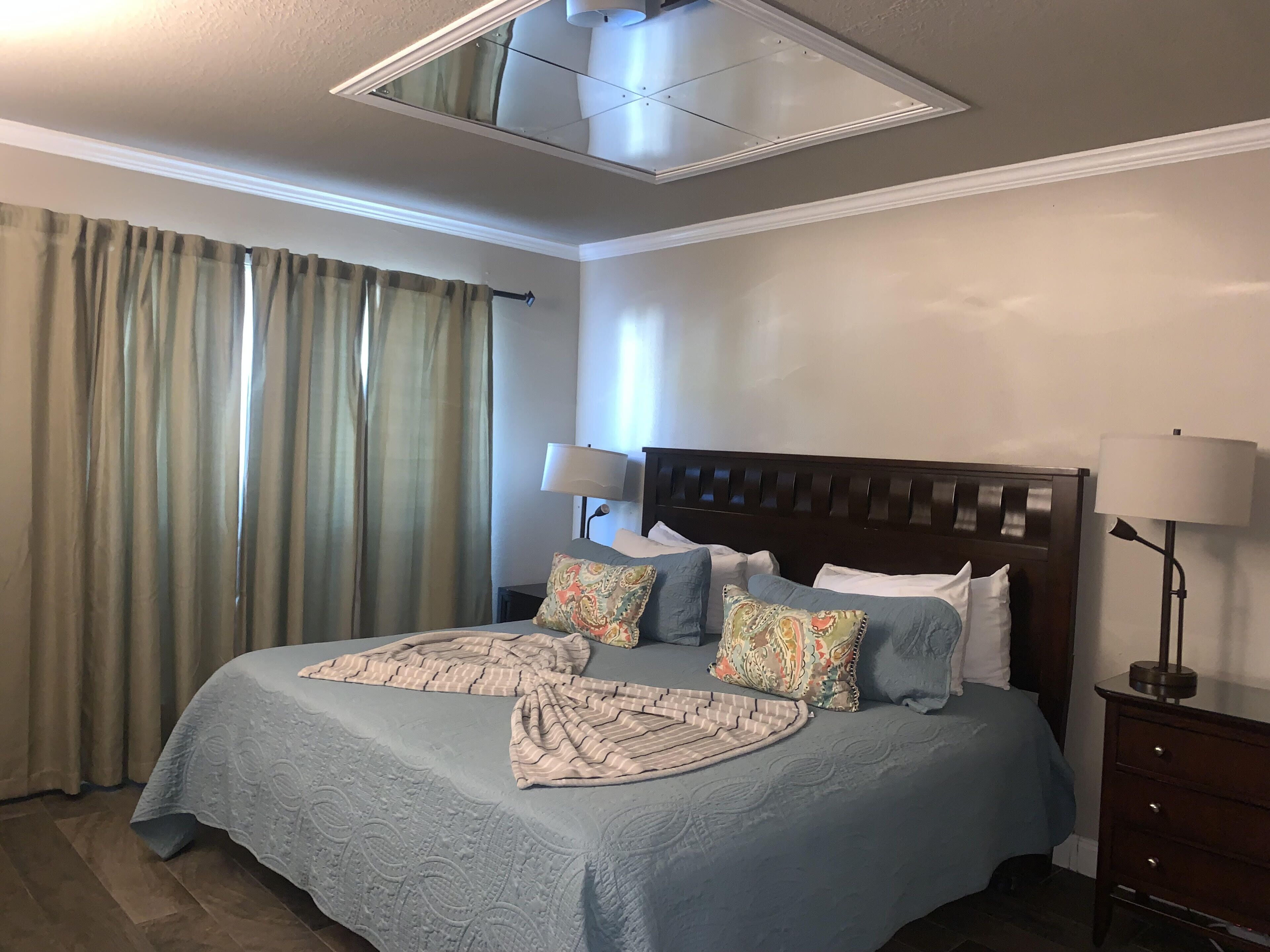 New!  Romantic Lake Conroe ~ Fish off your balcony. 