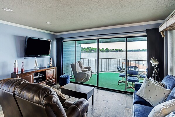 TV, books, stereo - Reel in Romance ~ Lake Conroe ~ Fish off your balcony. (Willis)
