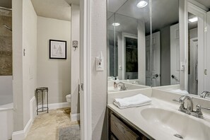 Combined shower/tub, hair dryer, towels, soap - Reel in Romance ~ Lake Conroe ~ Fish off your balcony. (Willis)