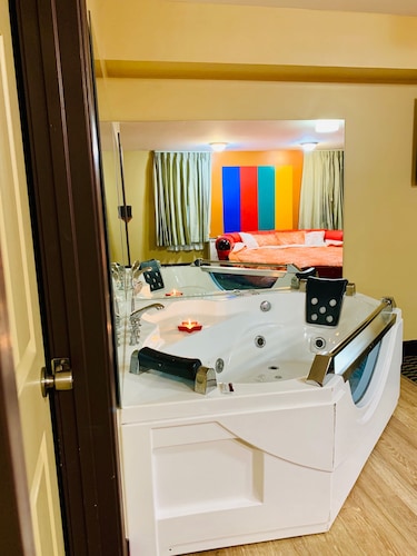 Motor City Inn & Suites