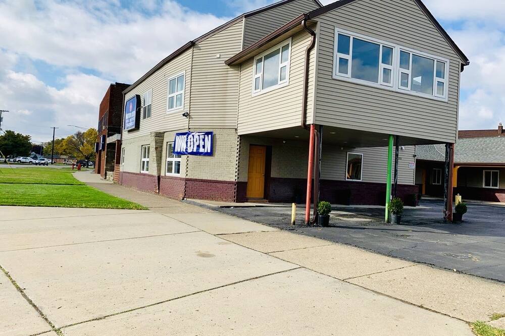 Motor City Inn & Suites