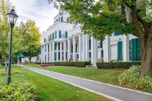 This house is a 2 bedroom(s), 2.5 bathrooms, located in Manchester, VT.