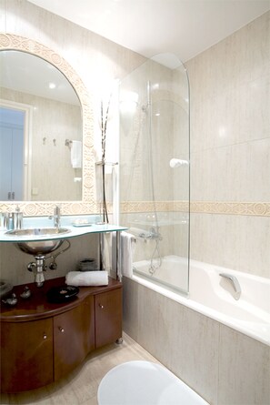 Combined shower/bathtub, hair dryer, bidet, towels - HIGH STANDING APARTMENT IN THE HEART OF SITGES, SOLEADO, 150m from the SEA (Sitges)