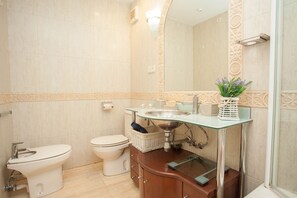 Combined shower/tub, hair dryer, bidet, towels - HIGH STANDING APARTMENT IN THE HEART OF SITGES, SOLEADO, 150m from the SEA (Sitges)