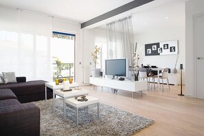 Télévision, livres, chaîne hi-fi, espaces bureaux