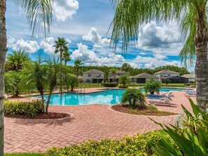 Een buitenzwembad, een verwarmd zwembad