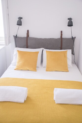 Living Coimbra Corpo de Deus - Three-Bedroom Apartment