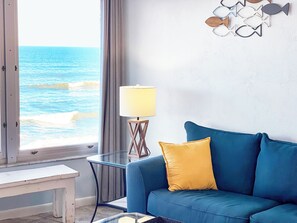 Smart TV, books - Guest Favorite. Direct Oceanfront. Views. Balcony. Pool. Beach Gear. (Ormond Beach)