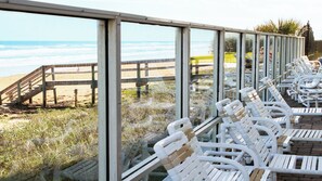 Property grounds - Direct Oceanfront. Best Views and Location. Balcony. Pool. Beach Gear. (Ormond Beach)