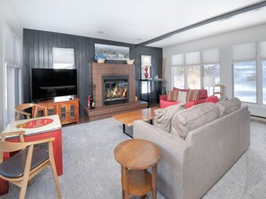 Een televisie en een open haard