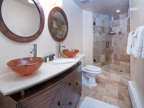 Bathtub, hair dryer, towels - Tahoe Drive | 4BD Mountain Retreat with Private Hot Tub (Vail)
