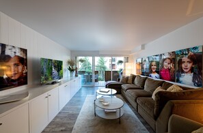 TV, DVD player, books - Lionshead Center / Ski-in Ski-out (Vail)