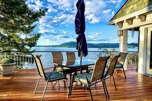 Outdoor dining - +Luxury Lakefront for 12+ Private Beach & Dock, Huge GameRoom & Indoor Koi Pond! (Coeur d'Alene)