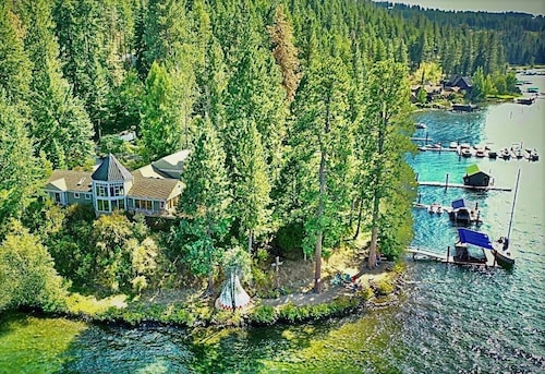 +Luxury Lakefront for 12+ Private Beach & Dock, Huge GameRoom & Indoor Koi Pond!