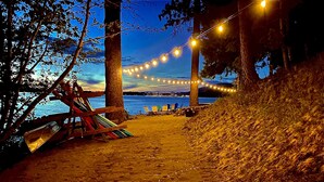 På stranden, solsenger og strandhåndklær