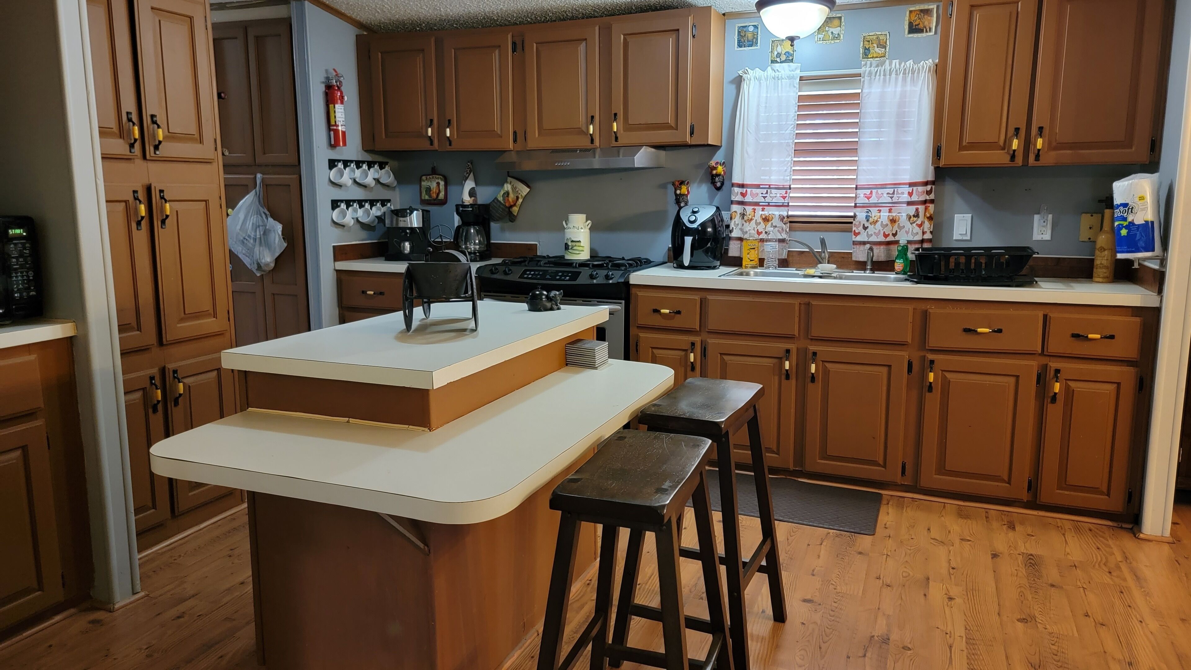 Refrigerador, microondas, parrilla de estufa y cafetera y tetera 