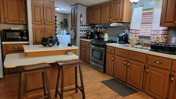 Køleskab, mikrobølgeovn, kogeplade, kaffe-/temaskine