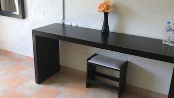 Habitación superior | Escritorio, tabla de planchar con plancha, wifi gratis y ropa de cama