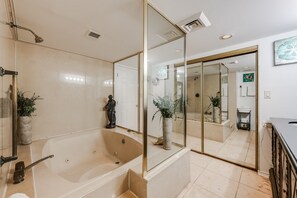 Badekar, boblebad, hårføner og håndklær