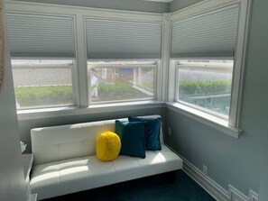 智能电视、壁炉、DVD 播放器、书