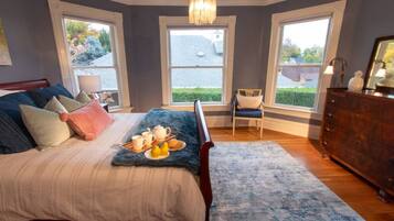 4 bedrooms, desk, iron/ironing board, free WiFi