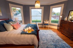 4 bedrooms, desk, iron/ironing board, free WiFi