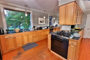 冷蔵庫、電子レンジ、オーブン、コンロ