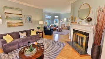 Älytelevisio, takka, DVD-soitin, kirjoja