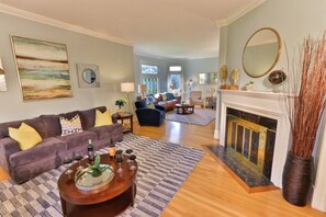 Smart TV, chimenea, reproductor de DVD y libros 