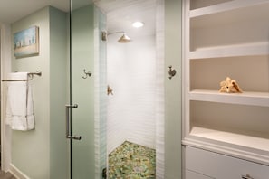 Badewanne, Haartrockner, Handtücher