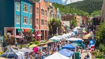 Un mercado al aire libre animado, con coloridas carpas y una multitud de gente.