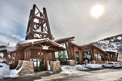 King Bed- Easy Ski Access- Quiet- Pool-Hot Tub-Low Rates. Close to Main Str