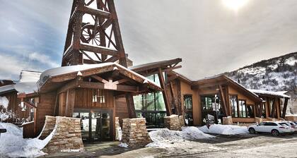 King Bed- Easy Ski Access- Quiet- Pool-Hot Tub-Low Rates. Close to Main Str