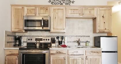 Powder Paradise, Clean-Quiet-Trail Side Studio Condo-Hot Tub-Pool-King Bed