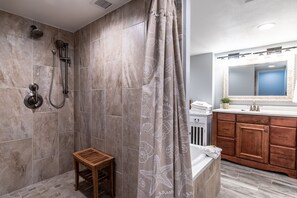 Baignoire, sĂšche-cheveux, serviettes fournies