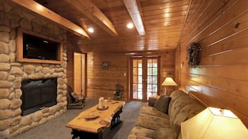 Een smart-tv, een open haard en boeken