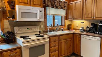 Een koelkast, een magnetron, een oven, een kookplaat