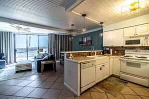 Fridge, microwave, oven, stovetop - Sassy Seagull @ The Mayan Princess (Port Aransas)