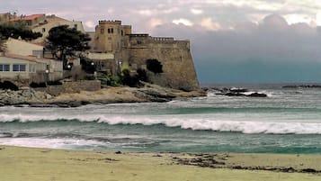 Una spiaggia nelle vicinanze